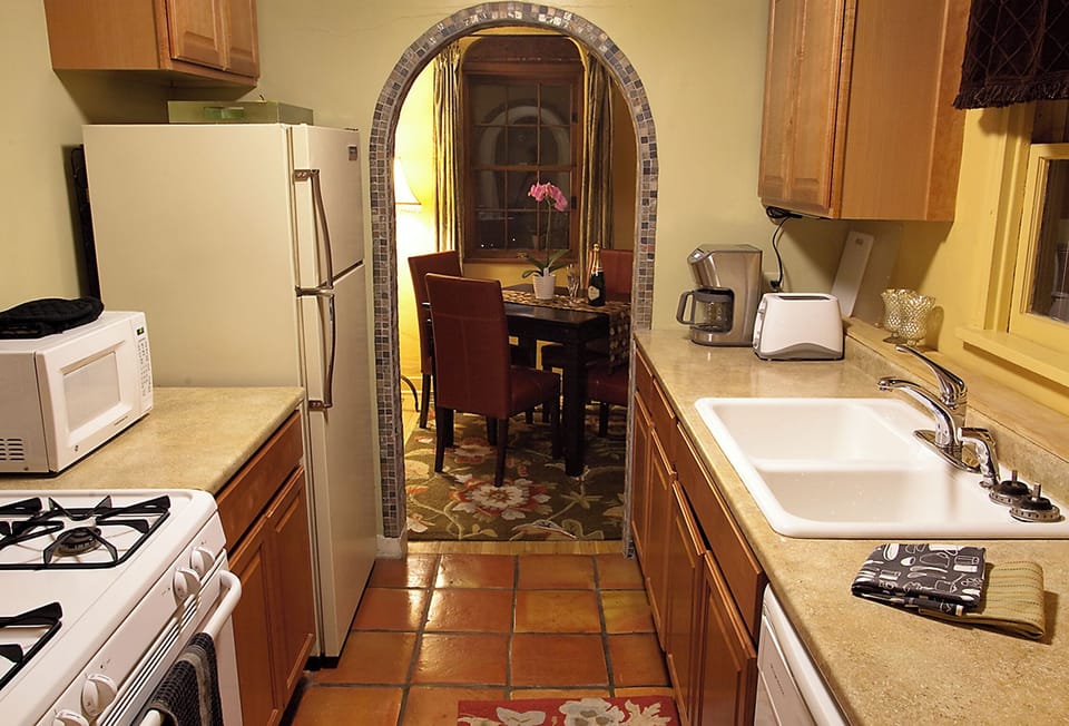 Harvest Moon | Private kitchen | Microwave, coffee/tea maker, toaster, paper towels