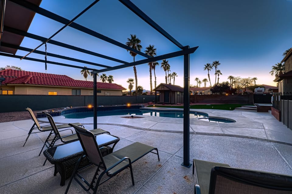 Grab your loved ones or a friend and watch the sun disappear behind the mountains poolside.