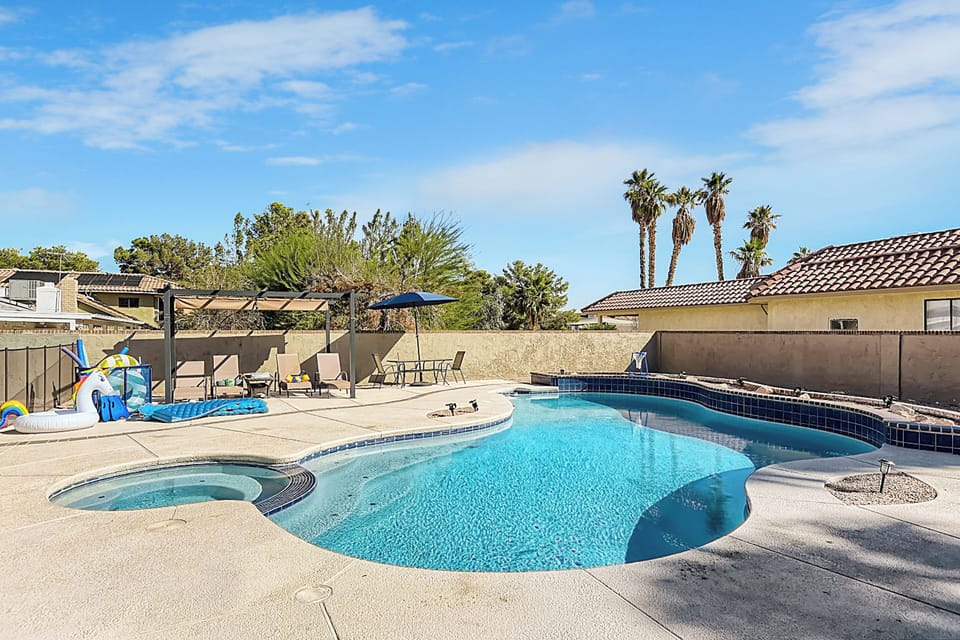 Seasonally heated pool with all the toys, floats and 2 puddle jumpers for the little ones. While we can heat year round, we do not recommend it unless it is at least 70 in the daytime. 