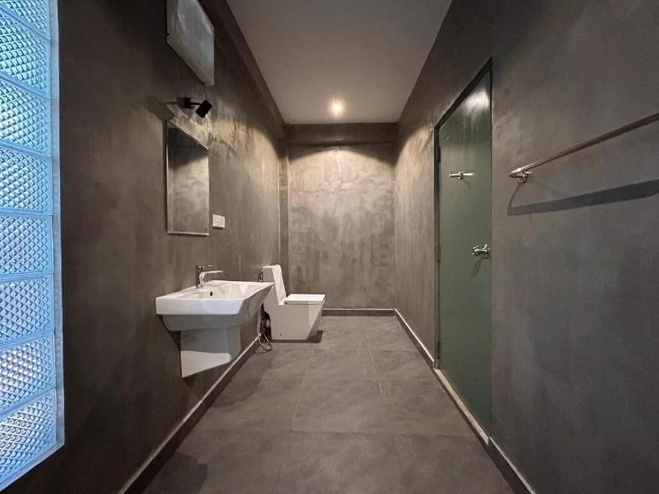 Bidet, towels
