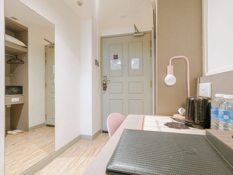 Premium Queen, Window | In-room safe, desk, laptop workspace, WiFi (free)