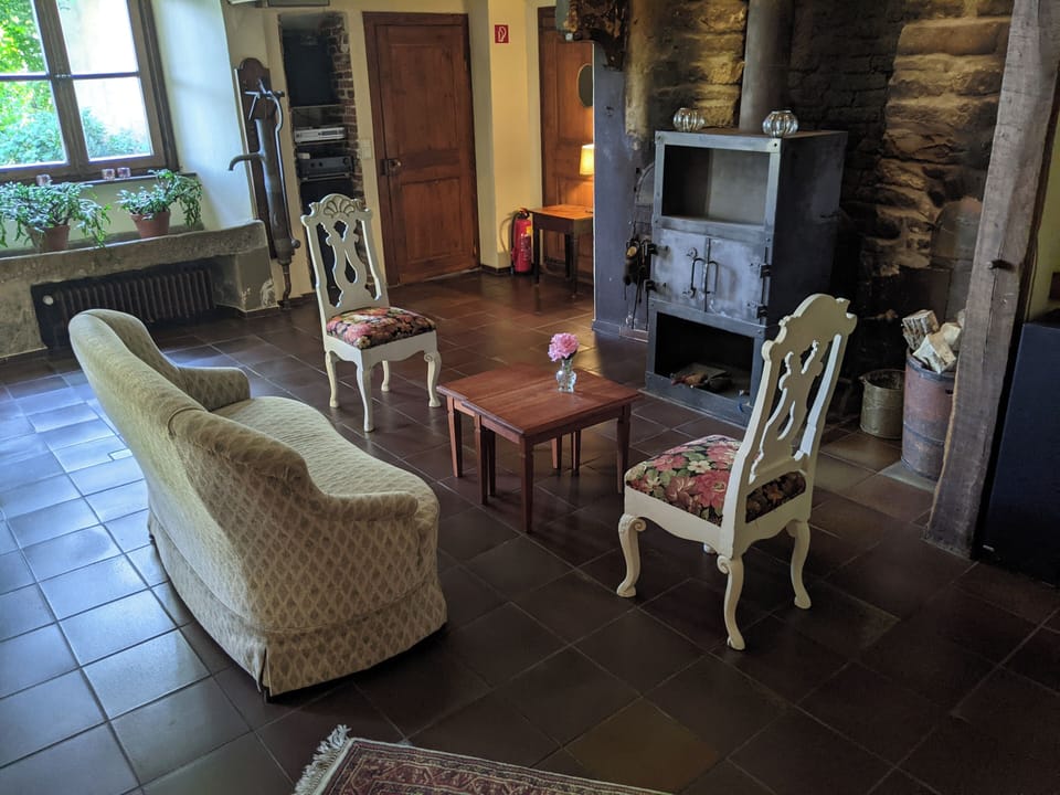 Double Room, Garden View | Living area