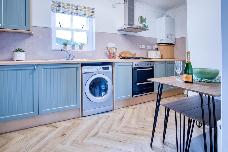 Apartment (2 Bedrooms) | Private kitchen | Microwave, oven, stovetop, dishwasher