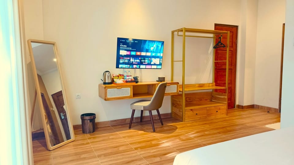 Superior Double Room, 1 King Bed, Non Smoking, Pool View | Free minibar, desk, bed sheets
