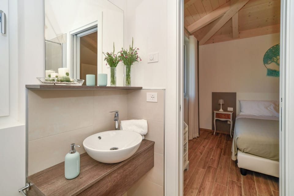 Double Room | Bathroom | Shower, rainfall showerhead, free toiletries, hair dryer