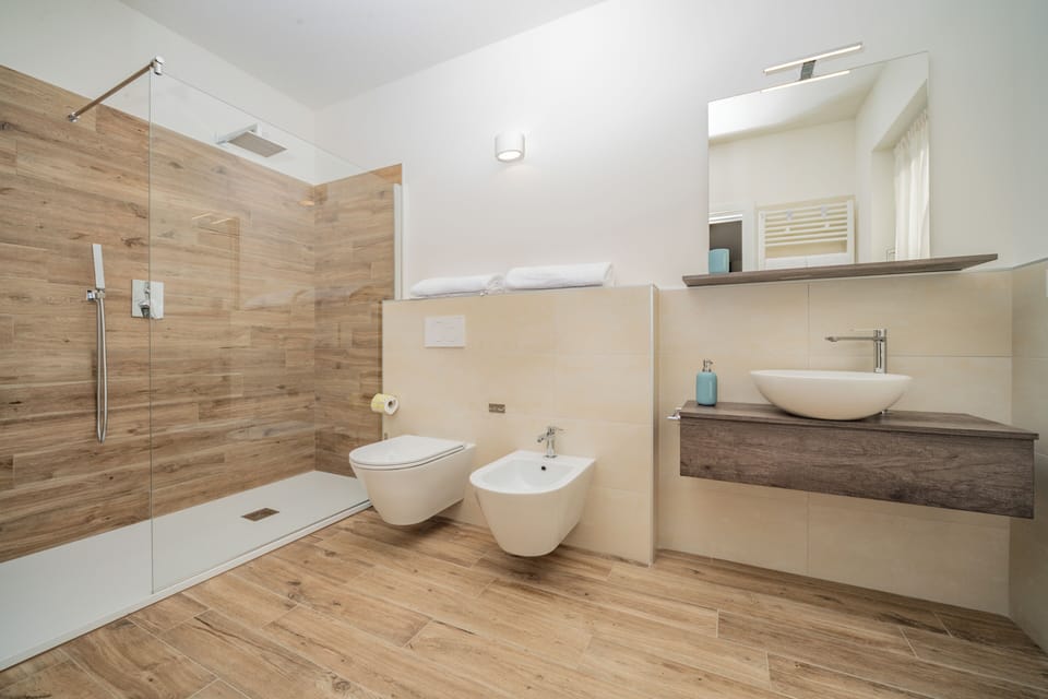 Shower, rainfall showerhead, free toiletries, hair dryer