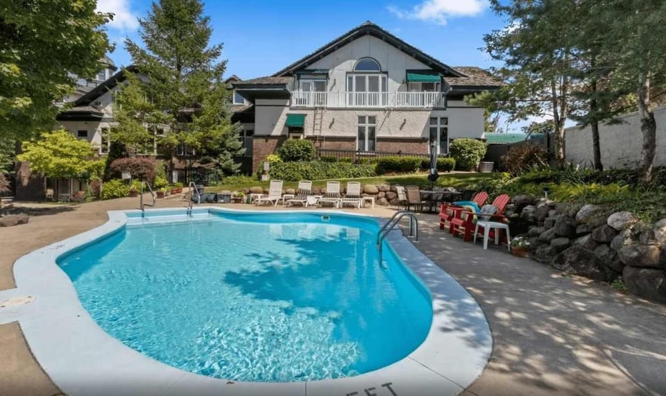 Enjoy the Hayloft Lodge amenities