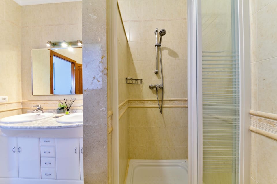 Upper level en-suite