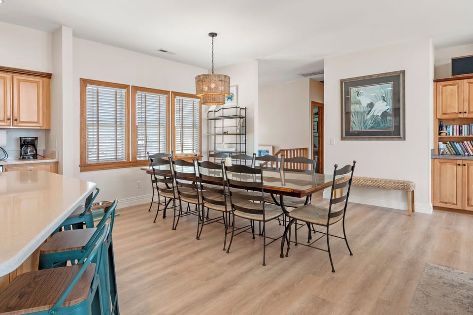 HIRO08: Ocean Crest | Top Level Dining Area