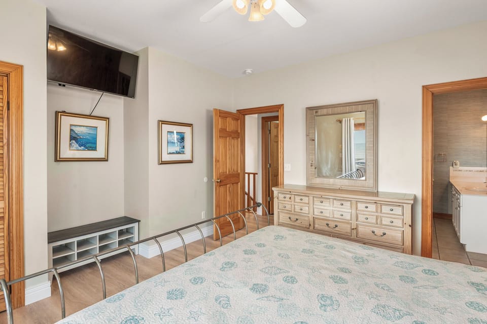 HIRO08: Ocean Crest | Top Level Bedroom 6