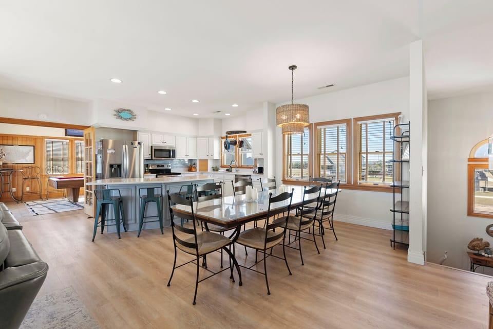 HIRO08: Ocean Crest | Top Level Dining Area