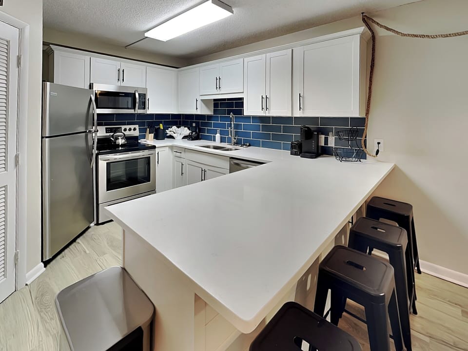 106A Full Kitchen w. Bar Counter Seating