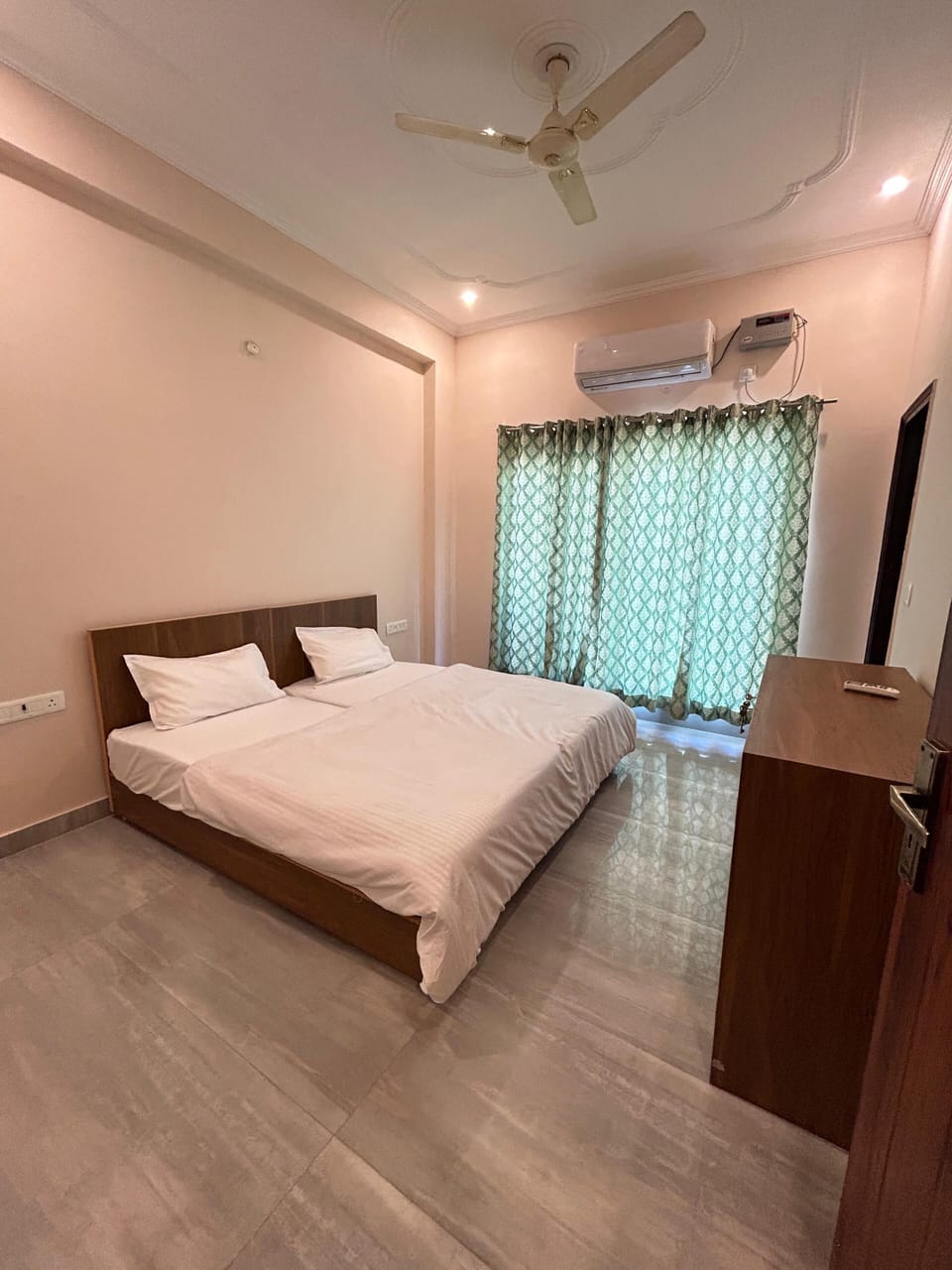Deluxe Double Room, 1 Double Bed, Non Smoking, Mountain View | Free WiFi