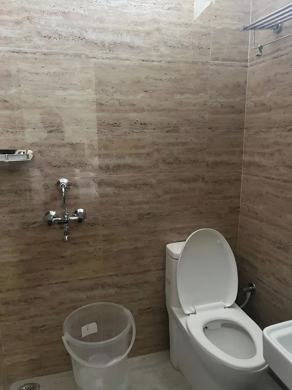 Deluxe Room, 1 Double Bed, Private Bathroom, Hill View | Bathroom | Shower, free toiletries, towels, soap