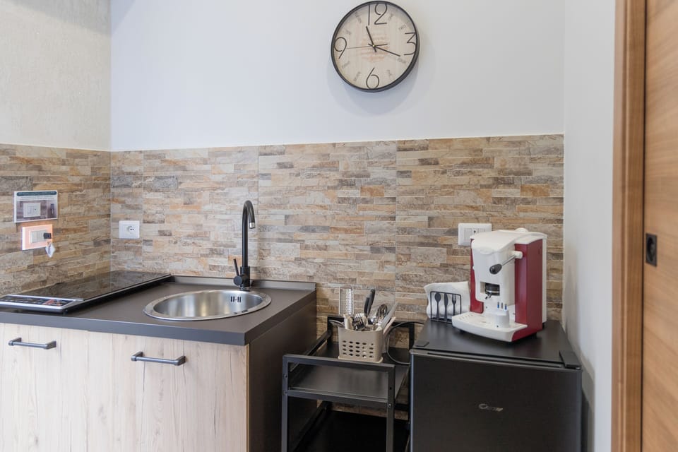 Deluxe Double Room | Private kitchen | Mini-fridge, espresso maker