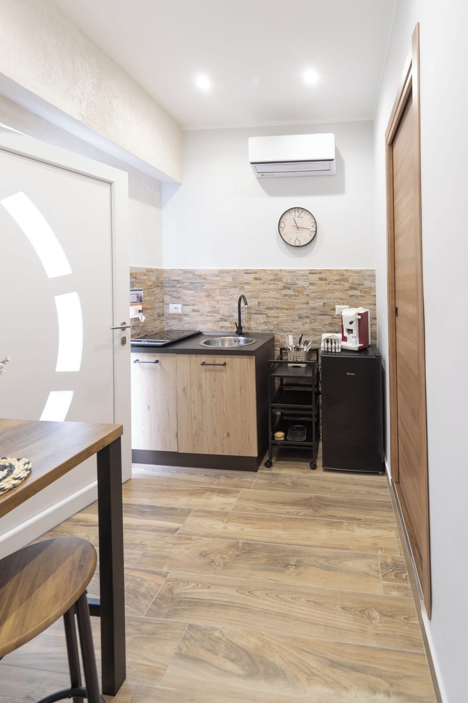 Deluxe Double Room | Private kitchen | Mini-fridge, espresso maker