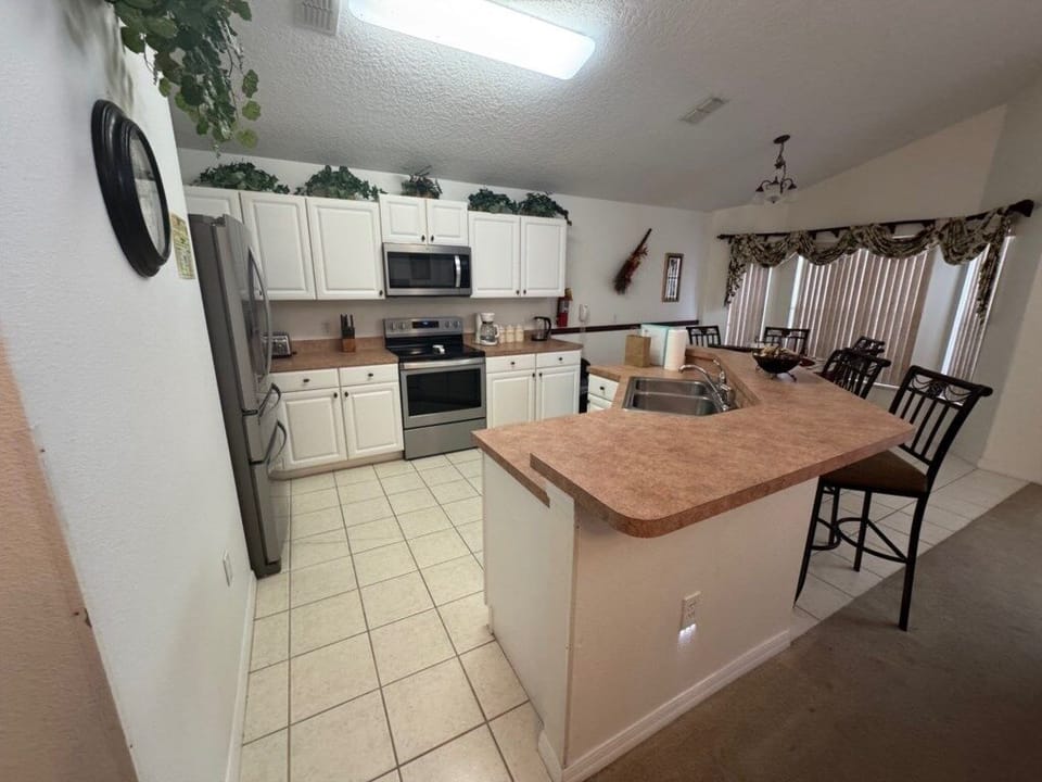 House, 4 Bedrooms | Private kitchen