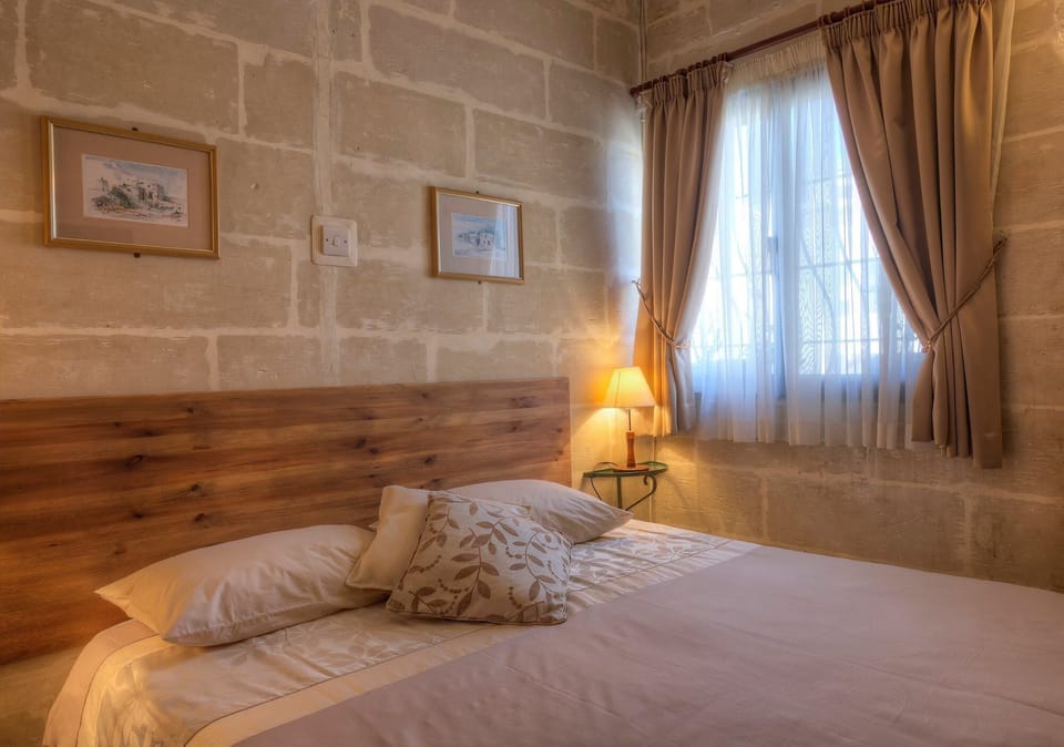 Classic Double or Twin Room | Desk, laptop workspace, free WiFi, bed sheets