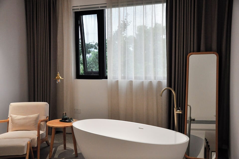 Senior Double Room | Living area | 40-inch flat-screen TV with cable channels, pay movies