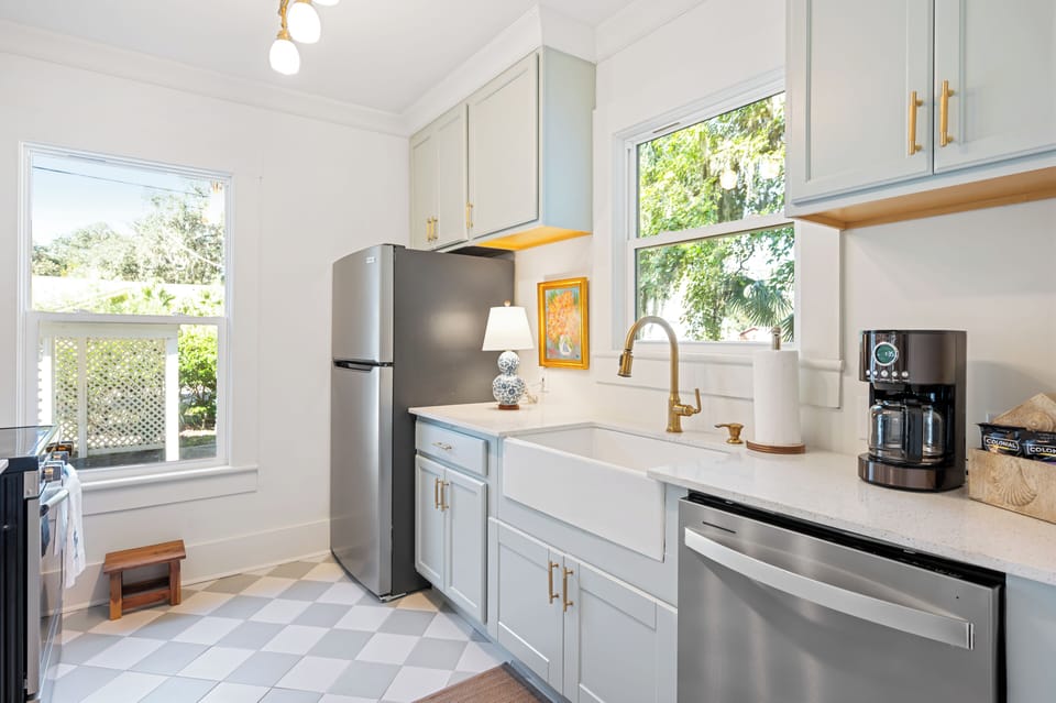 Full kitchen, farmhouse sink and coffee station 