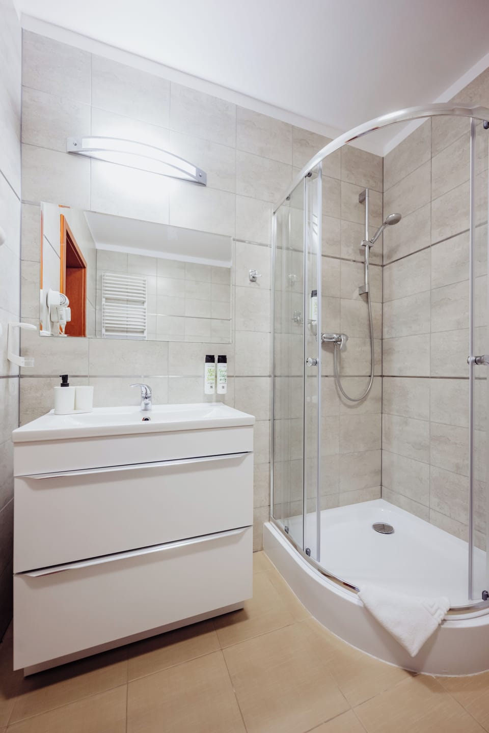 Deluxe Apartment | Bathroom | Shower, hair dryer, bathrobes, towels