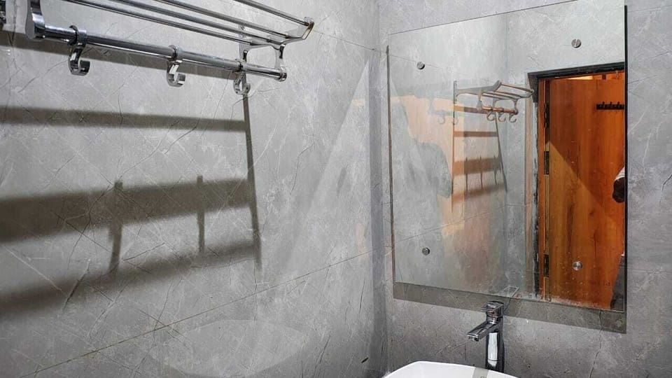 Shower, free toiletries, towels