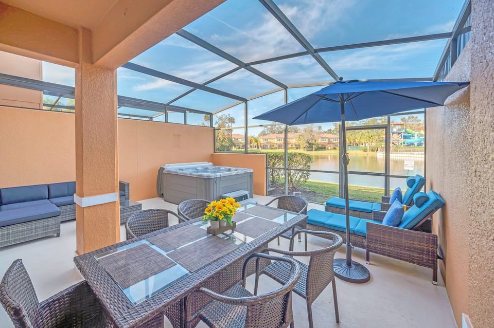 Dining area on the private covered lanai