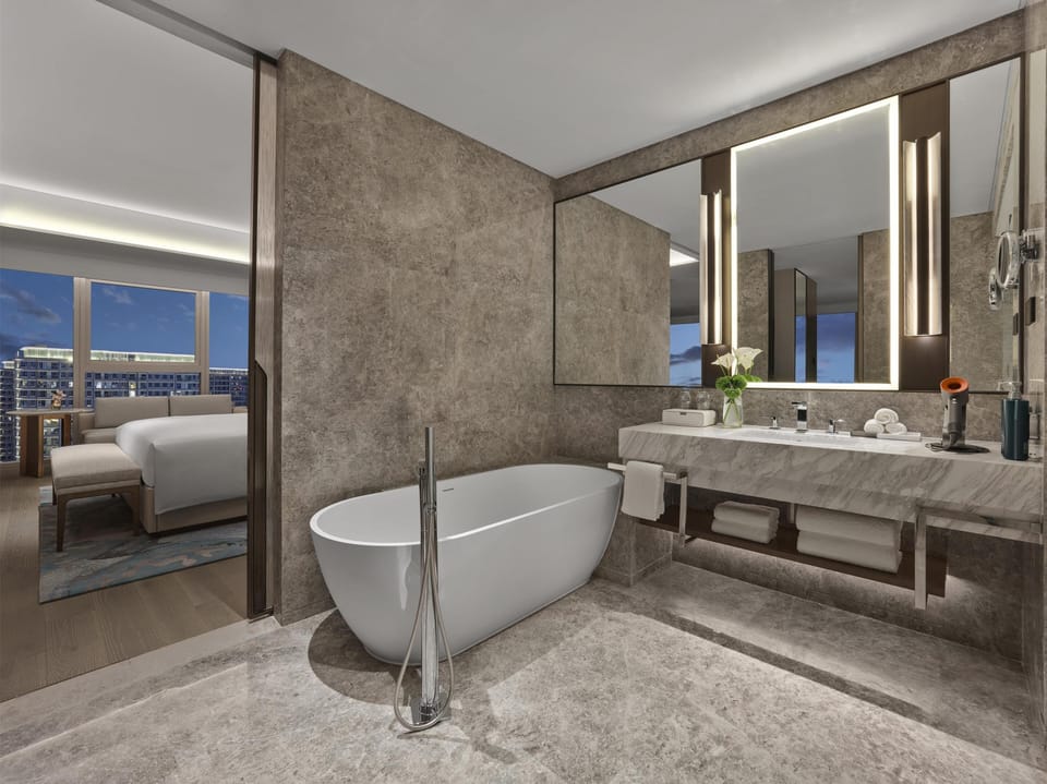 King Premium Suite | Bathroom | Free toiletries, hair dryer, bathrobes, slippers