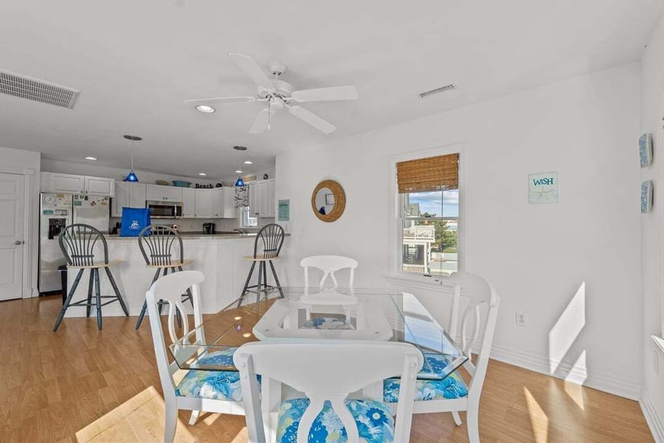 Top-Level Dining Room with Additional Table (seats 4)