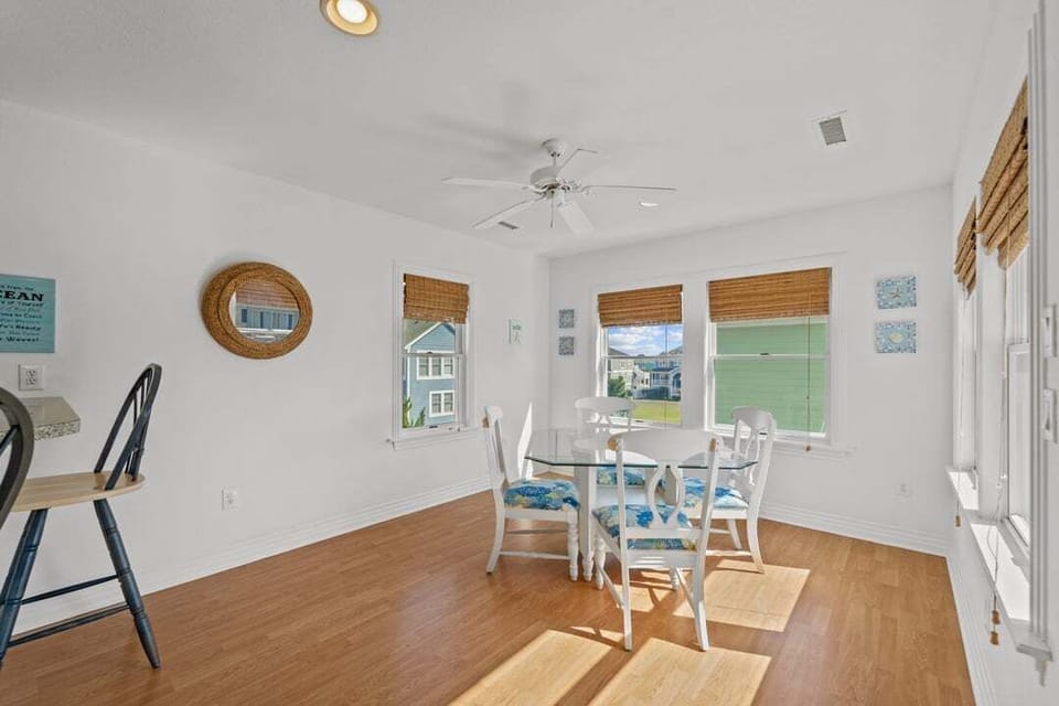 Top-Level Dining Room with Additional Table (seats 4)