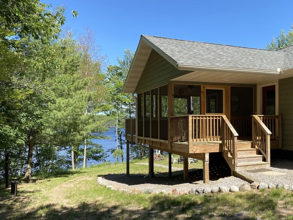 Screen room and lake from driveway