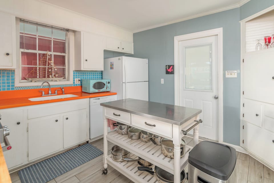 Fully equipped kitchen - Fridge, Stove, Microwave and Island