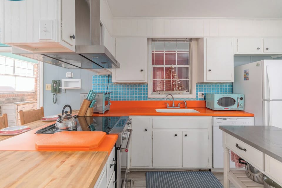 Fully equipped kitchen - Island, Fridge, Stove w/hood and microwave