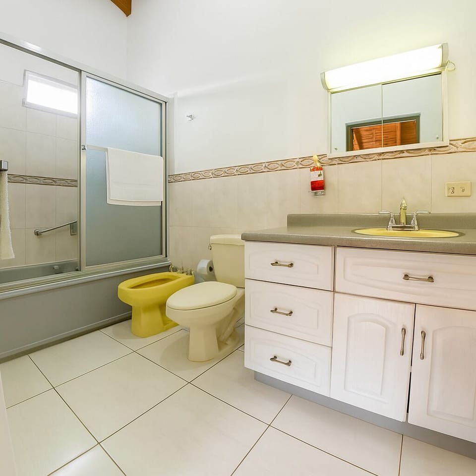 Deluxe Double Room, Private Bathroom | Bathroom | Shower, towels, soap, shampoo