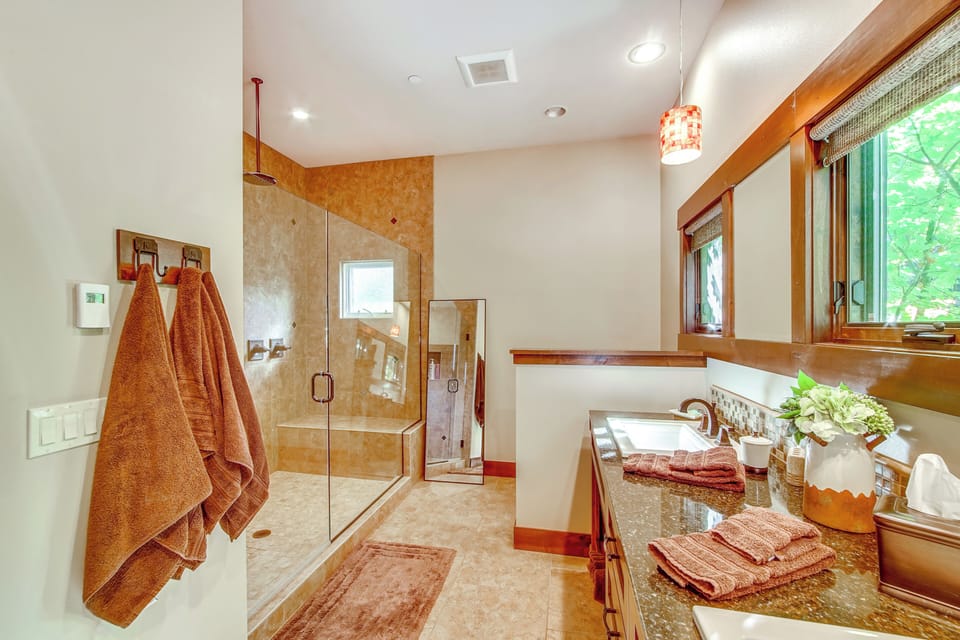 En-Suite Bathroom | 1st Floor | Complimentary Toiletries | Hair Dryer
