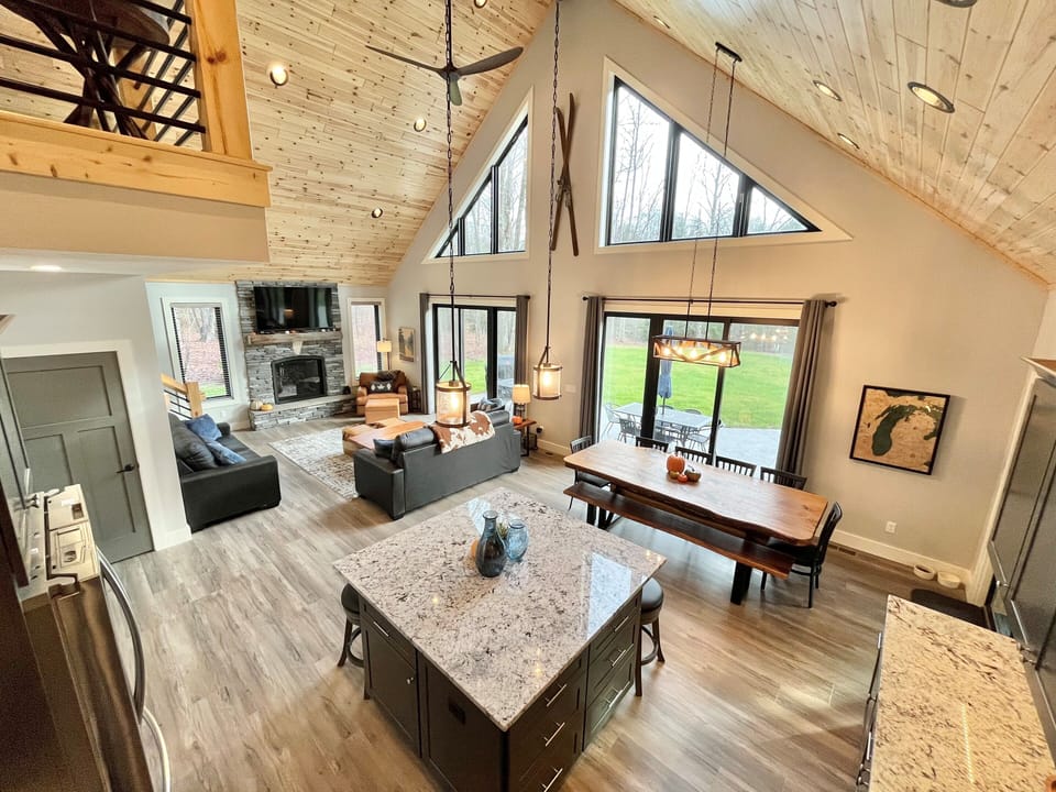 Watch a game/movie on the 65" Smart TV or have a fire! Beautiful views out house