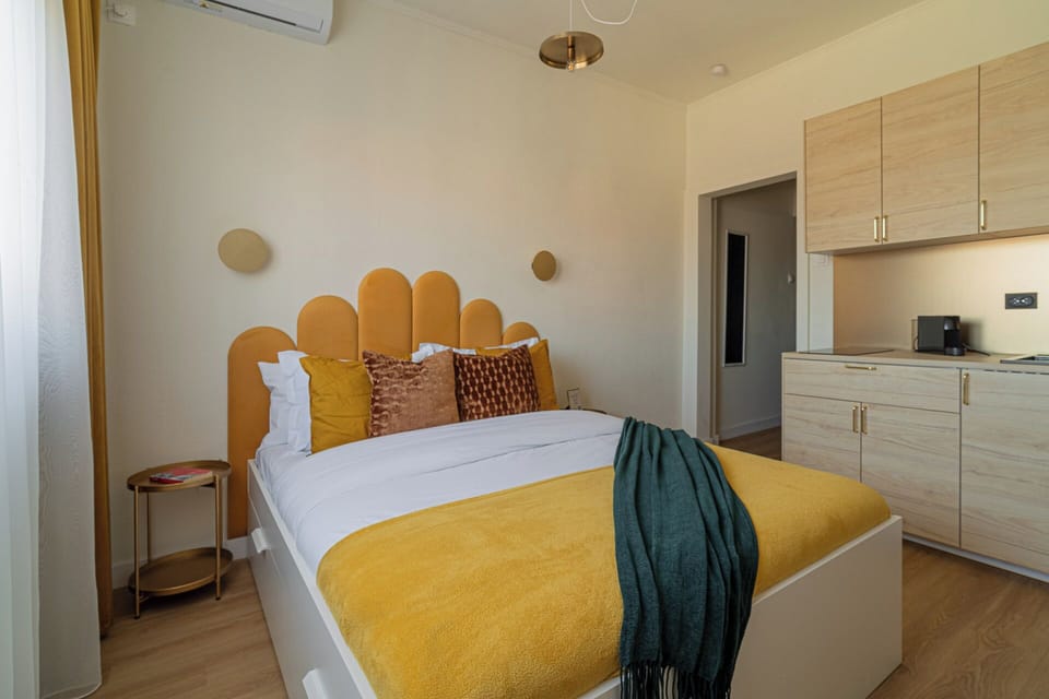 Comfort Condo, 1 Queen Bed, Non Smoking, Kitchen | Blackout drapes, iron/ironing board, free WiFi