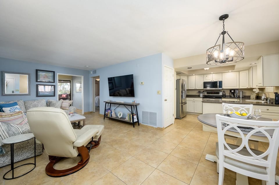 Cozy condo with the "farm house" feel.