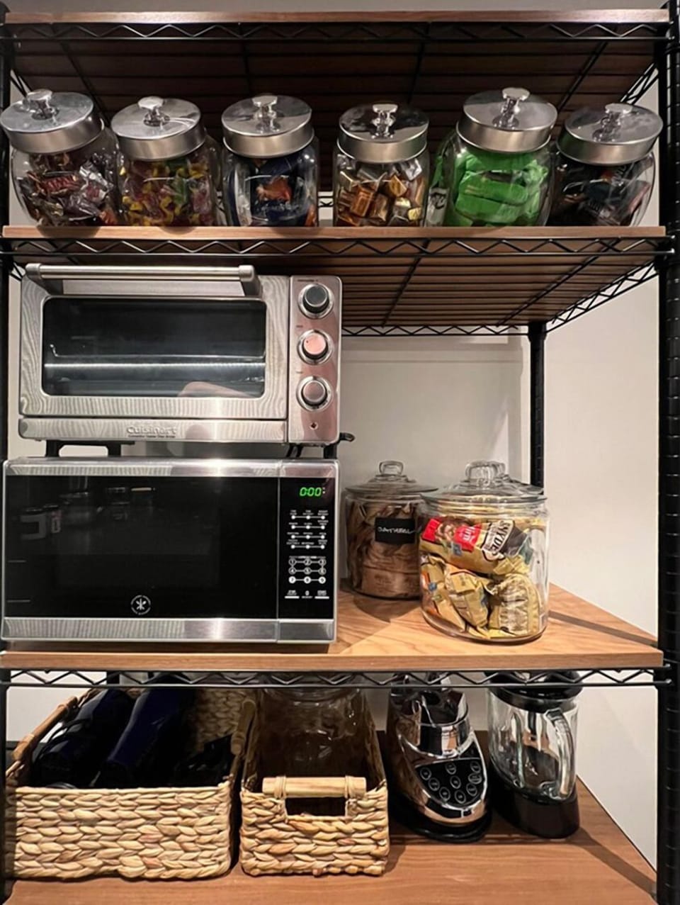Fridge, microwave, dishwasher, cookware/dishes/utensils