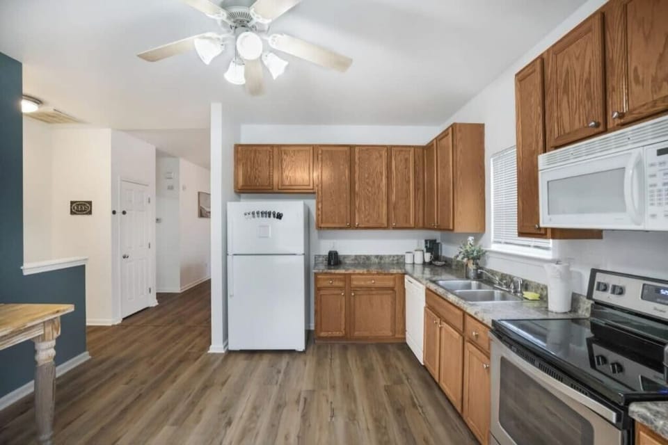 This kitchen looks ready for some cooking!