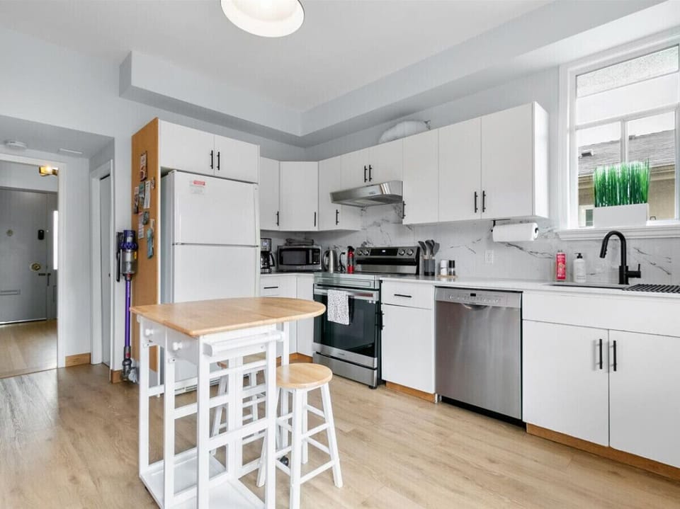 Well-appointed kitchen with great complimentary tea and coffee