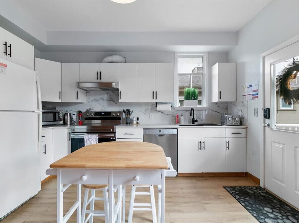 Well-appointed kitchen with great complimentary tea and coffee
