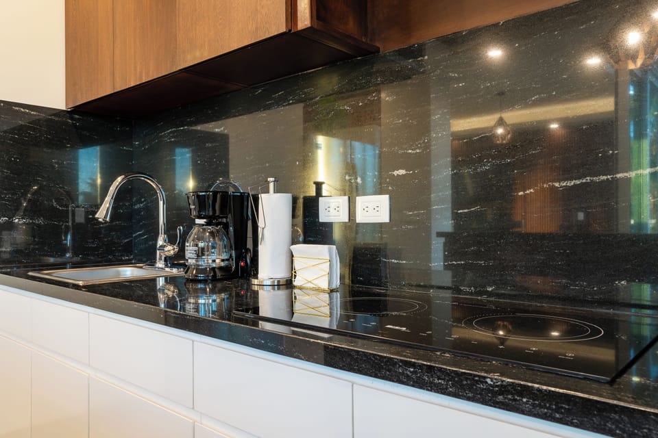 Luxury Apartment, Hot Tub, Sea View | Private kitchen | Microwave, coffee/tea maker, griddle
