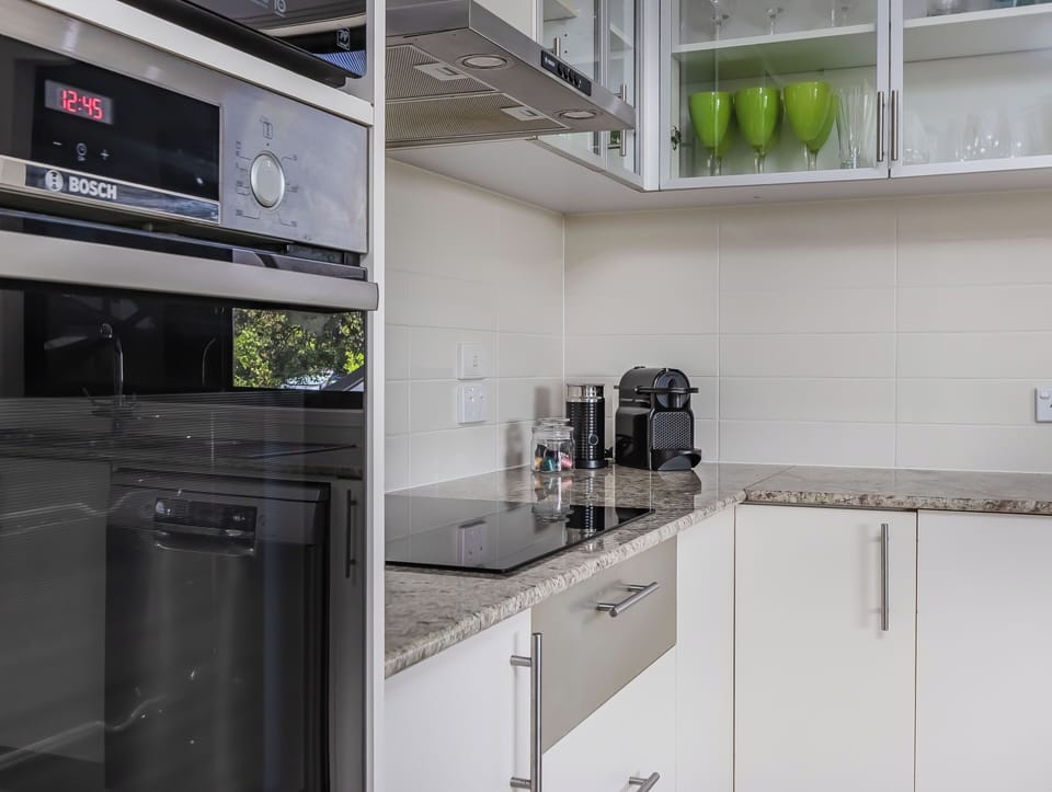 Apartment, 3 Bedrooms | Private kitchen | Electric kettle, toaster, dining table