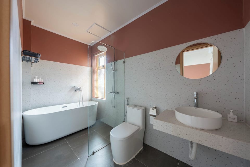 Deluxe Double Room, Balcony, City View | Bathroom | Hair dryer, slippers, bidet, towels
