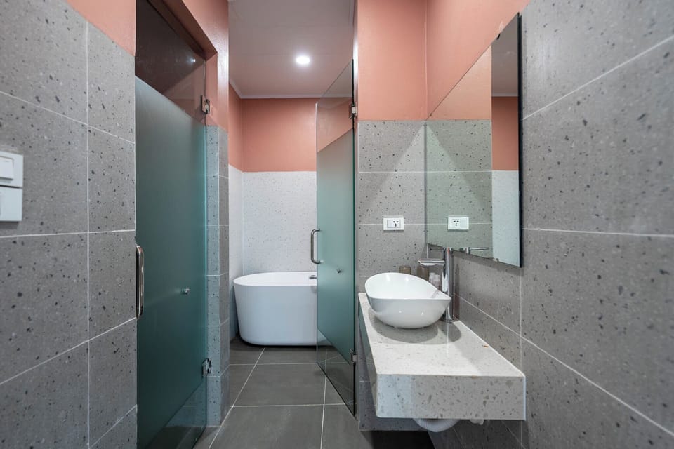 Executive Suite, City View | Bathroom | Hair dryer, slippers, bidet, towels