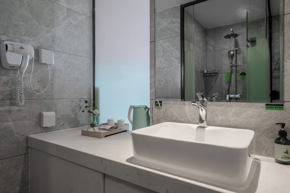 Classic Single Room, Non Smoking, City View | Bathroom | Shower, rainfall showerhead, free toiletries, hair dryer