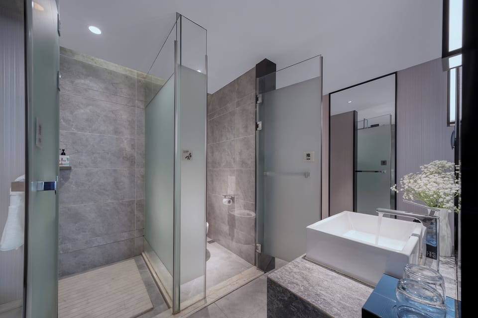 Shower, rainfall showerhead, free toiletries, hair dryer
