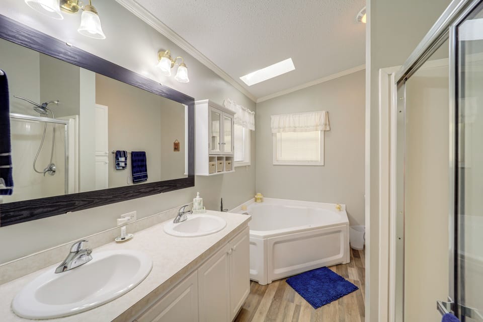 En-Suite Bathroom | Jetted Tub | Towels Provided