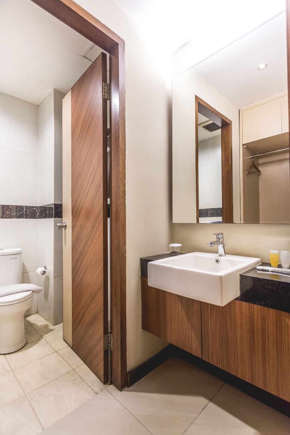 Deluxe Twin Room | Bathroom | Shower, towels
